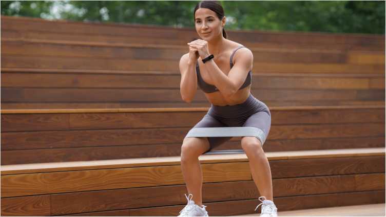 Caminata lateral con banda de cadera