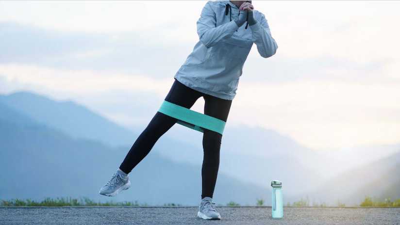 Patada de pie con banda de cadera